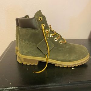 timberland gorgeous sage-ish green boots